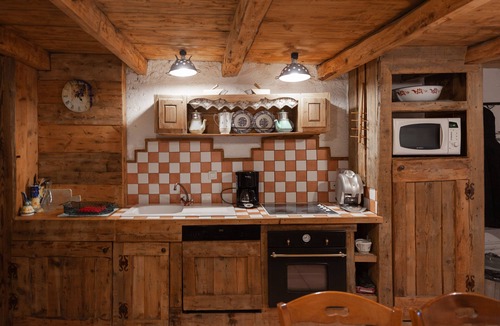 Praranger Ski Chalet | Authentic home, combining the warmth of wood and mountain stone.