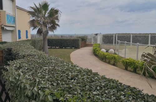 Frontignan Apartment | Beachfront apartment with pool, air conditioning and wifi