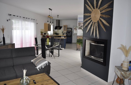 Saint-Medard-en-Jalles Villa | Beautiful house with large garden for 8 people with heated swimming pool