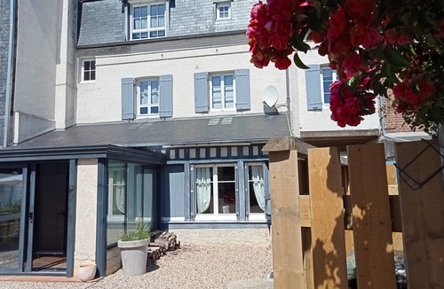 Pont-l'Eveque Apartment | Beautiful studio with garden in a large, renovated townhouse from 2021.