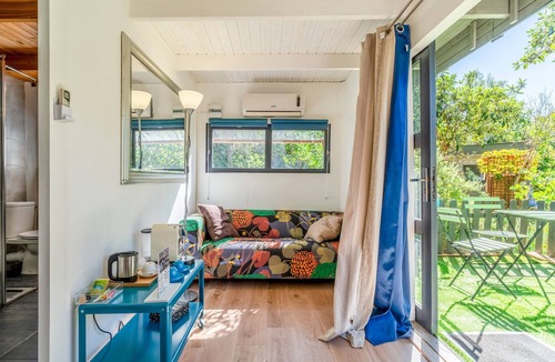 Quartier des Espesses Bed & Breakfast | Bed and Breakfast 'Bleu' with Shared Pool, Private Terrace and Air Conditioning