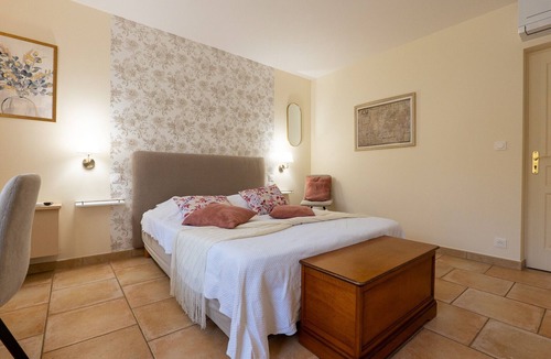Moustiers-Sainte-Marie Bed & Breakfast | Bed and Breakfast 'Le Mas Du Loup - Chambre Coquelicot' with Mountain View, Shared Terrace and Wi-Fi