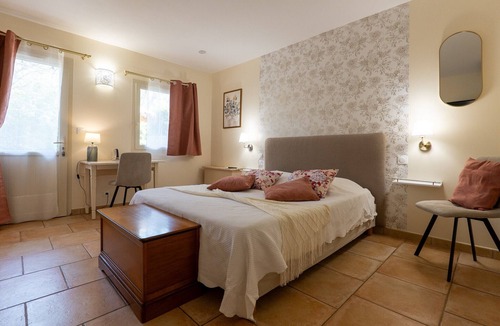 Moustiers-Sainte-Marie Bed & Breakfast | Bed and Breakfast 'Le Mas Du Loup - Chambre Coquelicot' with Mountain View, Shared Terrace and Wi-Fi