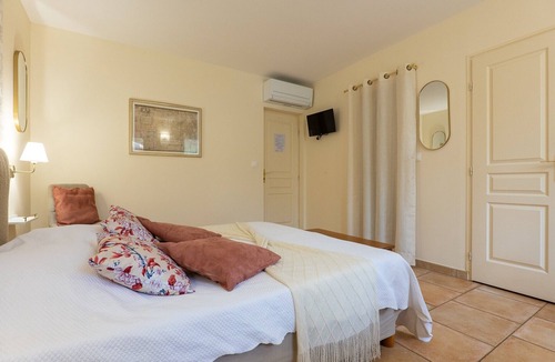 Moustiers-Sainte-Marie Bed & Breakfast | Bed and Breakfast 'Le Mas Du Loup - Chambre Coquelicot' with Mountain View, Shared Terrace and Wi-Fi