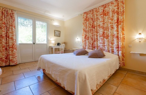 Moustiers-Sainte-Marie Bed & Breakfast | Bed and Breakfast 'Le Mas Du Loup - Chambre Italienne' with Mountain View, Shared Terrace and Wi-Fi