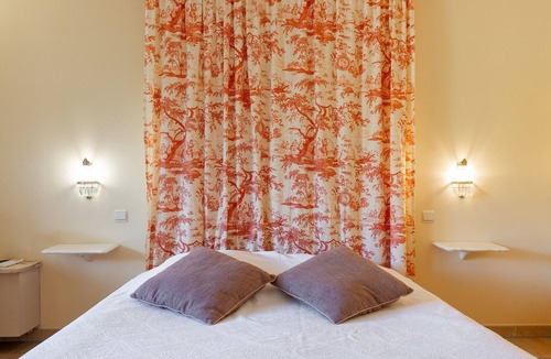 Moustiers-Sainte-Marie Bed & Breakfast | Bed and Breakfast 'Le Mas Du Loup - Chambre Italienne' with Mountain View, Shared Terrace and Wi-Fi