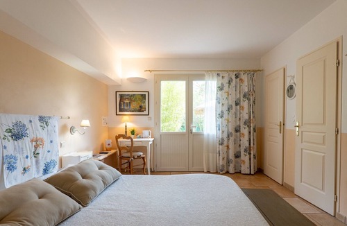 Moustiers-Sainte-Marie Bed & Breakfast | Bed and Breakfast 'Le Mas Du - Chambre Loup' with Mountain View, Shared Terrace and Wi-Fi
