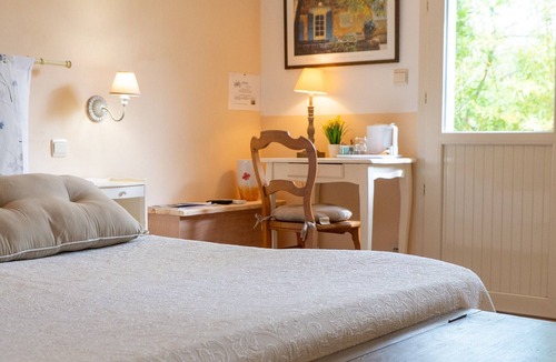 Moustiers-Sainte-Marie Bed & Breakfast | Bed and Breakfast 'Le Mas Du - Chambre Loup' with Mountain View, Shared Terrace and Wi-Fi