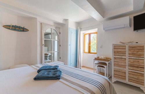 Sainte-Croix-du-Verdon Bed & Breakfast | Bed and Breakfast 'Océan' with Lake View, Wi-Fi and Air Conditioning