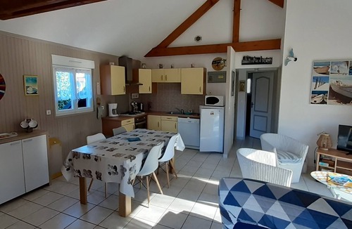 Therouldeville House | Blue house with flower garden 6 km from the sea, private parking, Wifi