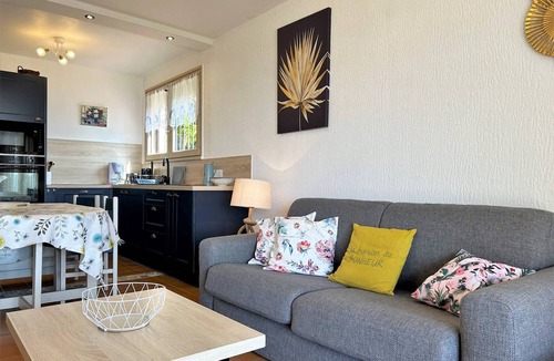 Bormes-Les-Mimosas Apartment | Bormes-les-Mimosas: A/C apt, sleeps 5, parking, large terrace