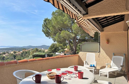 Bormes-Les-Mimosas Apartment | Bormes-les-Mimosas: A/C apt, sleeps 5, parking, large terrace