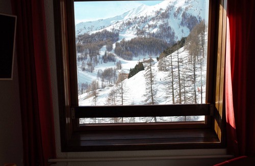 Allos Apartment | Bright 4-person wifi Internet studio at the foot of the slopes and shops
