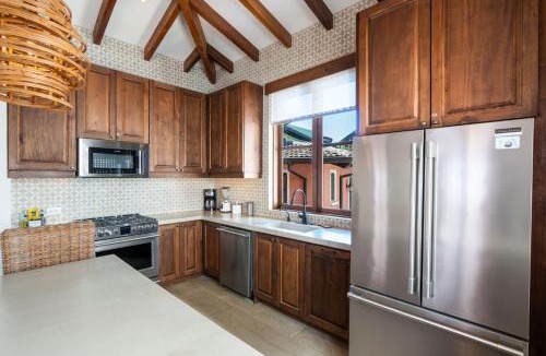 Las Catalinas House | Bright Modern Home with Beach Club Access and Walking Distance to the Beach