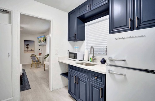 Lake Worth Apartment | Bright Studio | Walk to Downtown Lake Worth