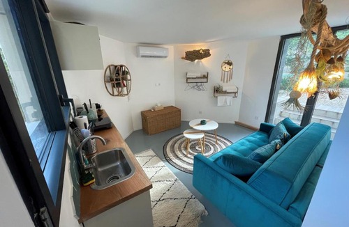 Saint-Martin-de-Londres Apartment | Bulle de détente avec jacuzzi