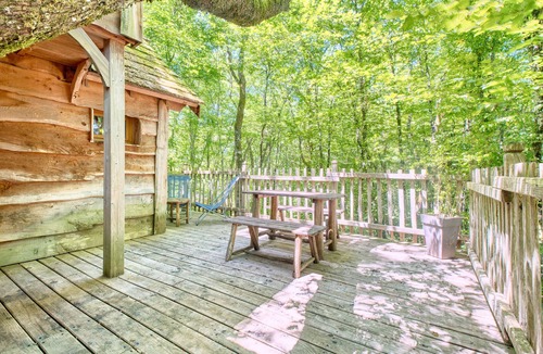 Monsac Cabin | Cabane Amicie in the Trees – Retreat in Nature with Shared Heated Indoor Pool