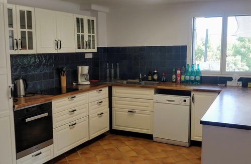 Taulis House | Can Poujol, enjoying the sun with friends and family in a peaceful setting