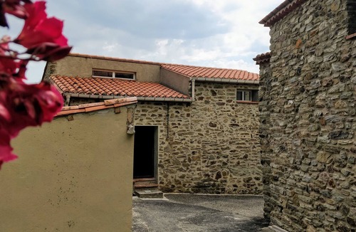 Taulis House | Can Poujol, enjoying the sun with friends and family in a peaceful setting