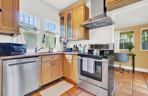 Southside House | Casa Cielo Walk to Intracoastal & Antique Shops