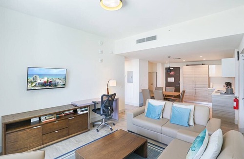 Hollywood Condo | CH Luxury Spacious Beach Condo | Ocean Breeze-CS40