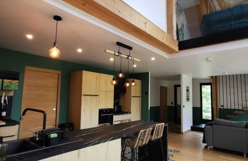 Jassat Ski Chalet | Chalet D'exception, au Cœur des Bois Avec vue sur le Château de Murol !
