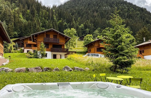 Chatel Ski Chalet | Chalet for 17 people in La Chapelle - traditional and cosy