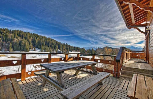 Le Praz de Lys Ski Chalet | Chalet 'Makaau - Praz De Lys' with Mountain View, Private Terrace and Wi-Fi