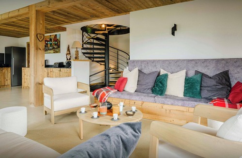 Manigod Ski Chalet | Chalet Paralpin - 5-star family mountain break 12p - hot tub - OVO Network