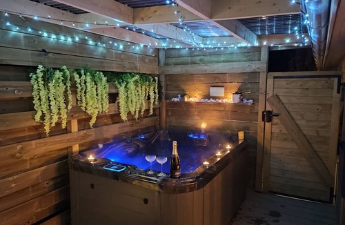 Amaye-sur-Orne Ski Chalet | Chalet with Jacuzzi and wood-burning stove