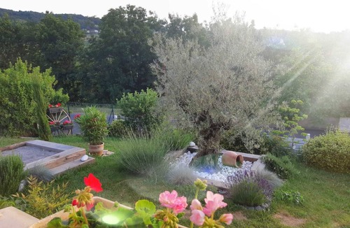 Sorbiers Bed & Breakfast | Chambre Avec Accès à une Piscine Intérieure Dans un Écrin de Verdure
