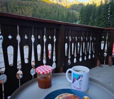 Les Claux Bed & Breakfast | Chambre d'hôte chez Thibault à proximité des pistes 200 M départ depuis le Fournet et nombreux itinéraires de randonnées au pied de l'immeuble
