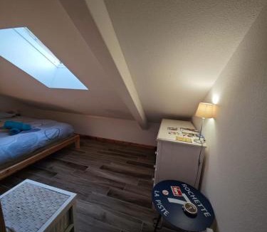 Les Claux Bed & Breakfast | Chambre d'hôte chez Thibault à proximité des pistes 200 M départ depuis le Fournet et nombreux itinéraires de randonnées au pied de l'immeuble