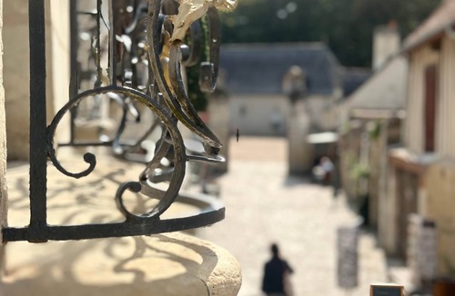 Azay-le-Rideau Apartment | Chambre Jaune - Auberge Radieuse