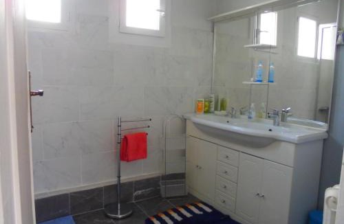 Saint-Assiscle House | CHAMBRES tout Confort,GARE TGV ,WIFI,Climatisation, parking,pt dejeuner inclus