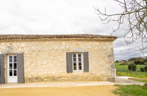 Saint-Aubin-de-Lanquais Cottage | Charming Perigord Cottage with Private Garden, Jacuzzi, and Modern Amenities