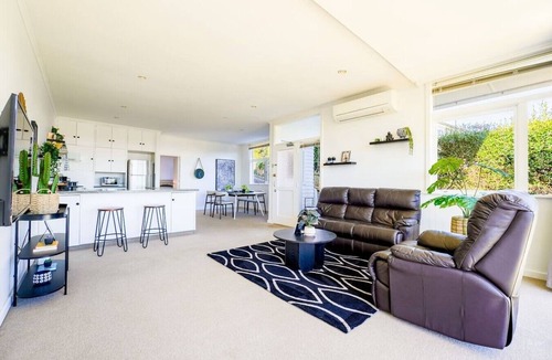 Orakei House | Charming 1-Bedroom Home in Prestigious Orakei
