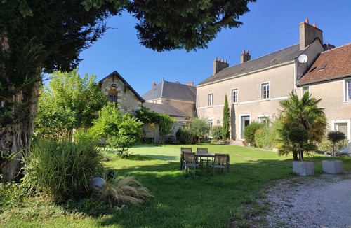 Pontlevoy Cottage | Charming 18th Century Home with Modern Comforts, Baby Amenities, and Culinary Workshops