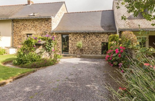 Bonnoeuvre Cottage | Charming 19th-Century Farmhouse: Private Garden, Pool, Near Nature Trails
