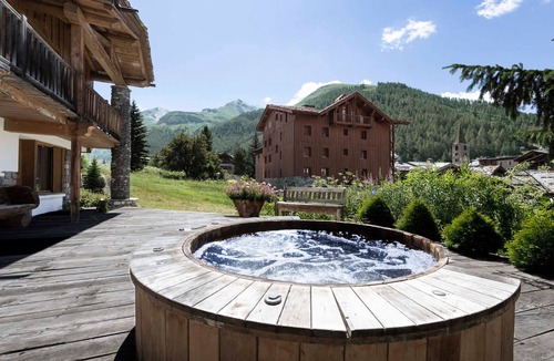 Val-d'Isere Ski Chalet | Charming 200m² Chalet in Val d'Isère with Sauna and Nordic Bath