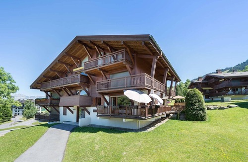 Le Planellet Apartment | Charming 2BR Apartment in Megève Mont d'Arbois with Garden Access, Close to Ski Slopes & Golf