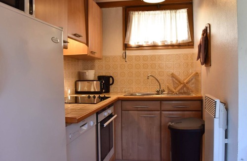 Meribel Ski Chalet | Charming 5-Room Chalet for 8/10 in Méribel – Close to Ski Lifts & Amenities, Pet Friendly