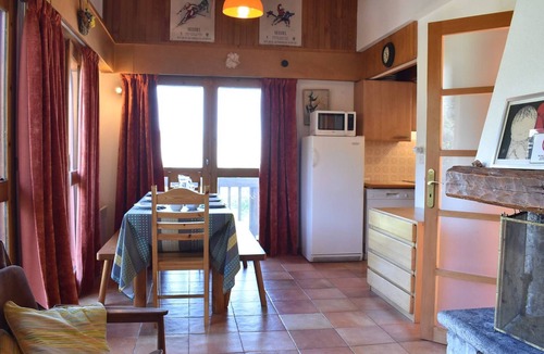 Meribel Ski Chalet | Charming 5-Room Chalet for 8/10 in Méribel – Close to Ski Lifts & Amenities, Pet Friendly