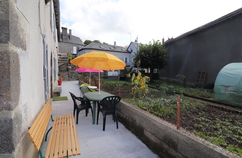Drugeac Cottage | Charming Cottage Near Salers: BBQ, Garden, Pets Welcome, WiFi, Sleeps 4