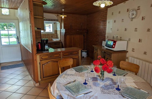 Barret Cottage | Charming Cottage with Private Garden, 4 Bedrooms, Near Thermal Town and Trails