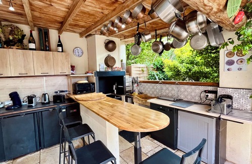 Avignon House | CHARMING FARMHOUSE WITH WOODED GROUNDS AND SWIMMING POOL