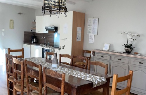 Aubenas Cottage | Charming gite F8 210m2 in park with heated pool 300 m from the Ardèche river