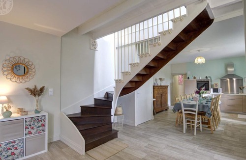 Neulise Cottage | Charming Gîte with Garden, Jacuzzi, and Sauna in Neulise