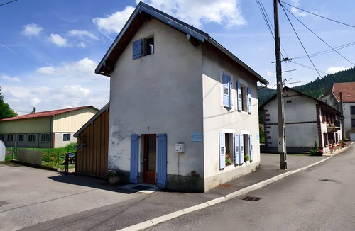 Servance-Miellin House | Charming House 'Les Volets Bleus' with Private Garden and Wi-Fi