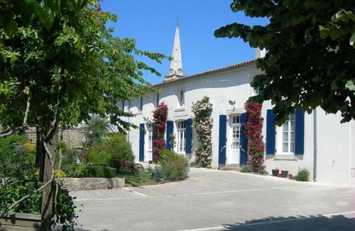 Damvix Cottage | Charming Riverside House with Canoes, Garden, and Nearby Market in Marais Poitevin